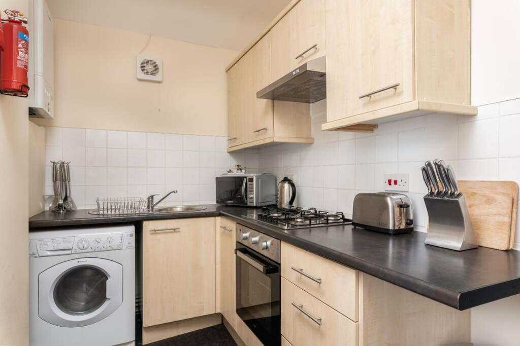 Sleeps 5, Smart Tv'S In Bedrooms Swansea Bagian luar foto